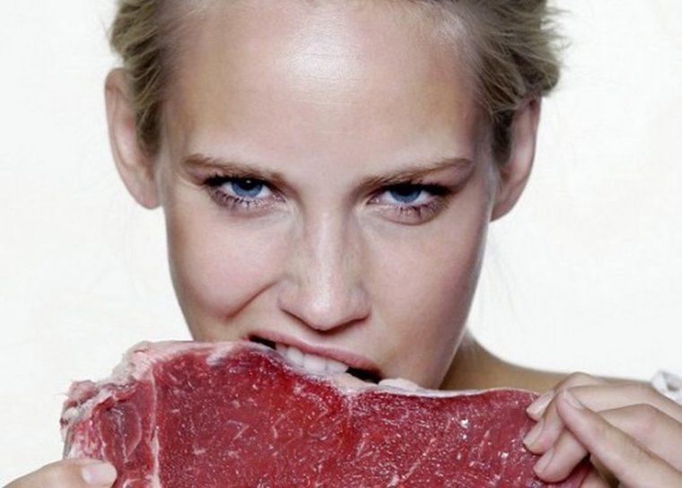 девушка кусает мясо